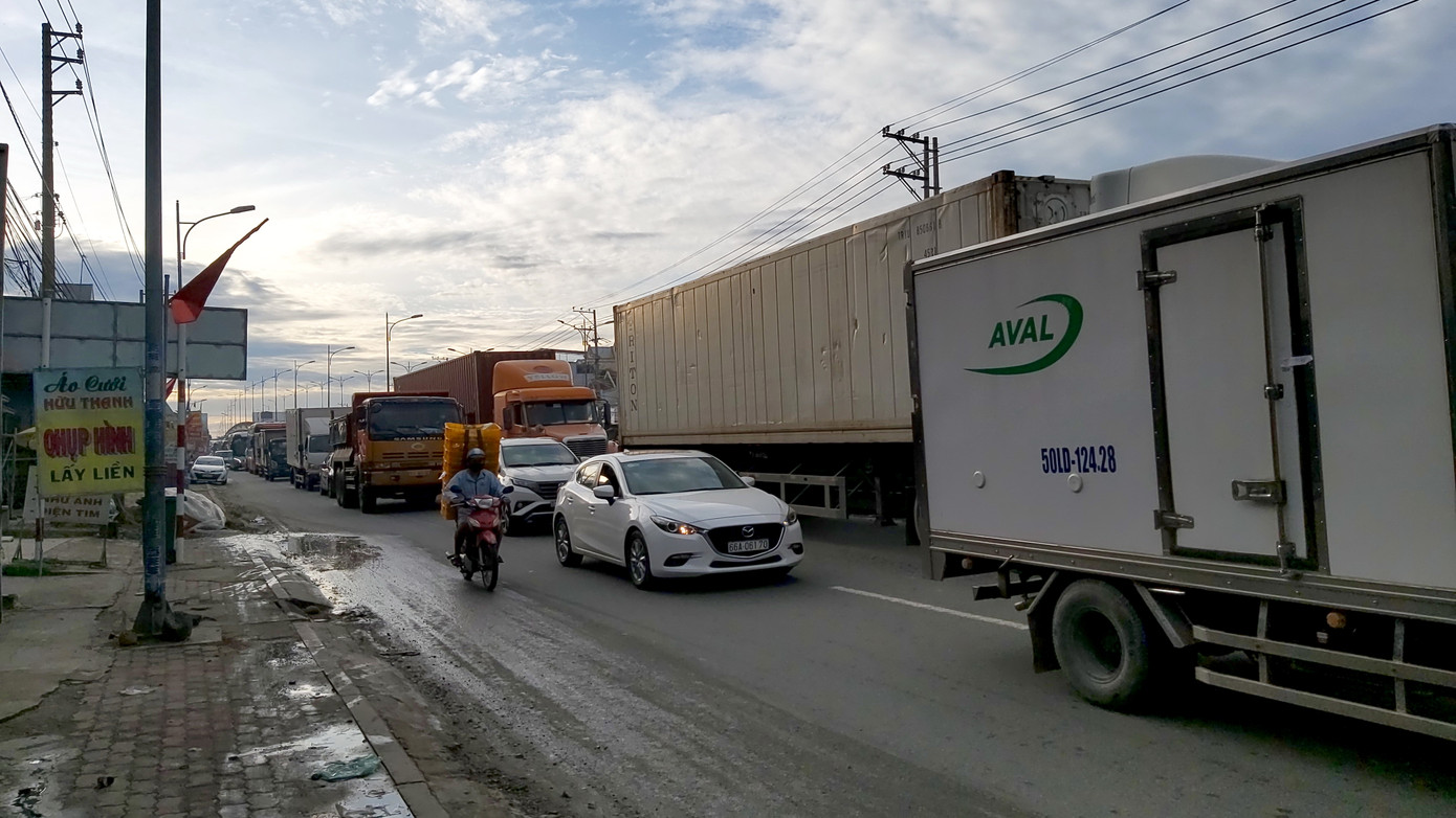 Tông đuôi xe tải dừng chờ đèn đỏ, tài xế kẹt cứng trong cabin ảnh 3