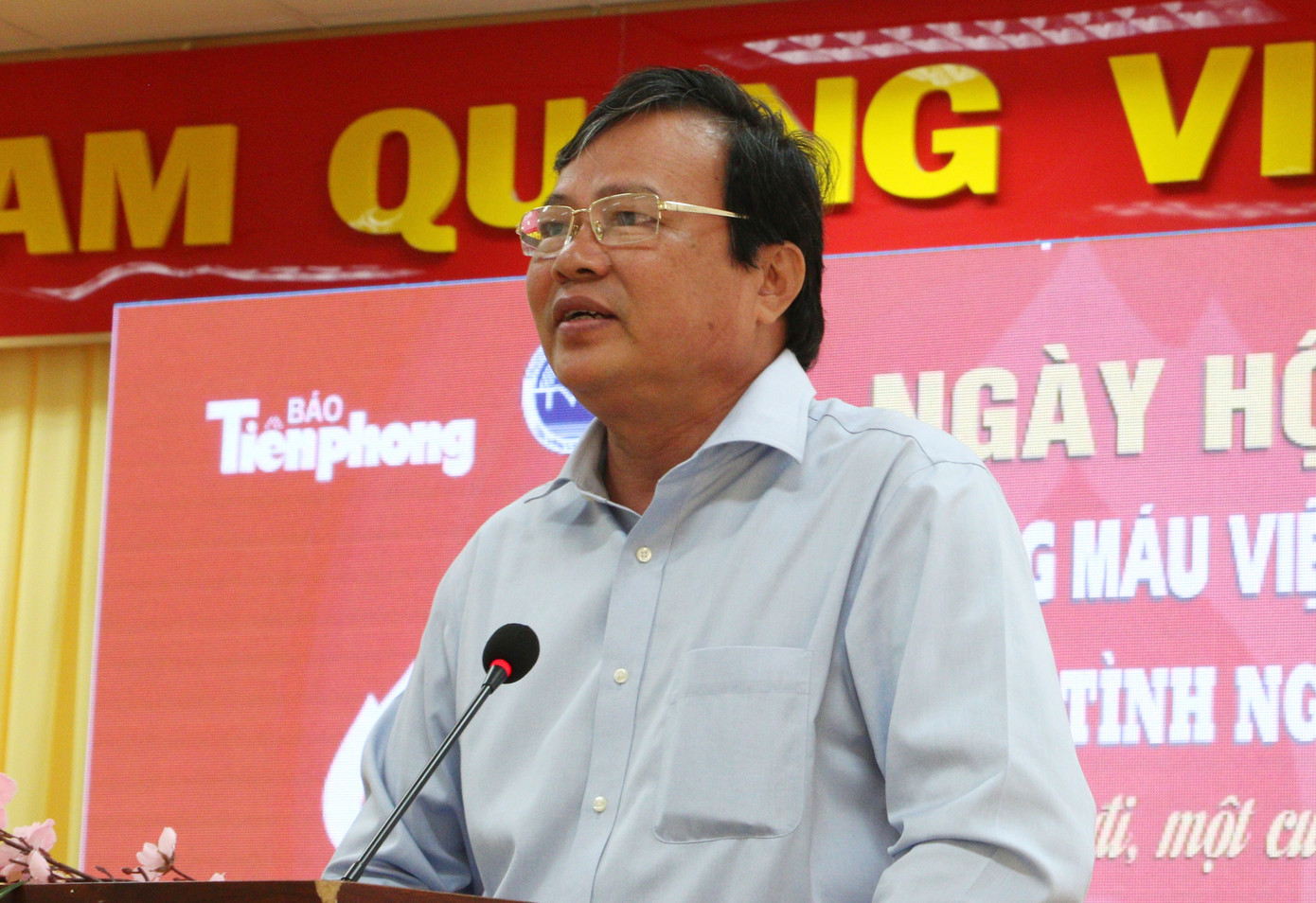 Chủ nhật Đỏ tại Trà Vinh: Trao 20 suất học bổng cho sinh viên nghèo vượt khó ảnh 1