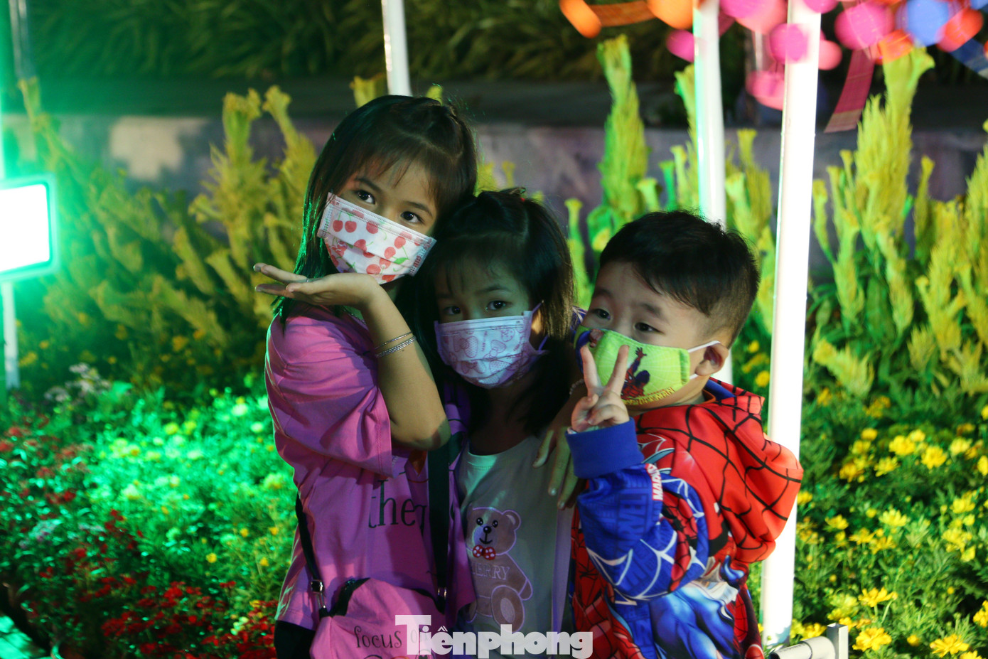 Người dân mang khẩu trang, xếp hàng chụp ảnh ở đường hoa xuân Cần Thơ ảnh 14