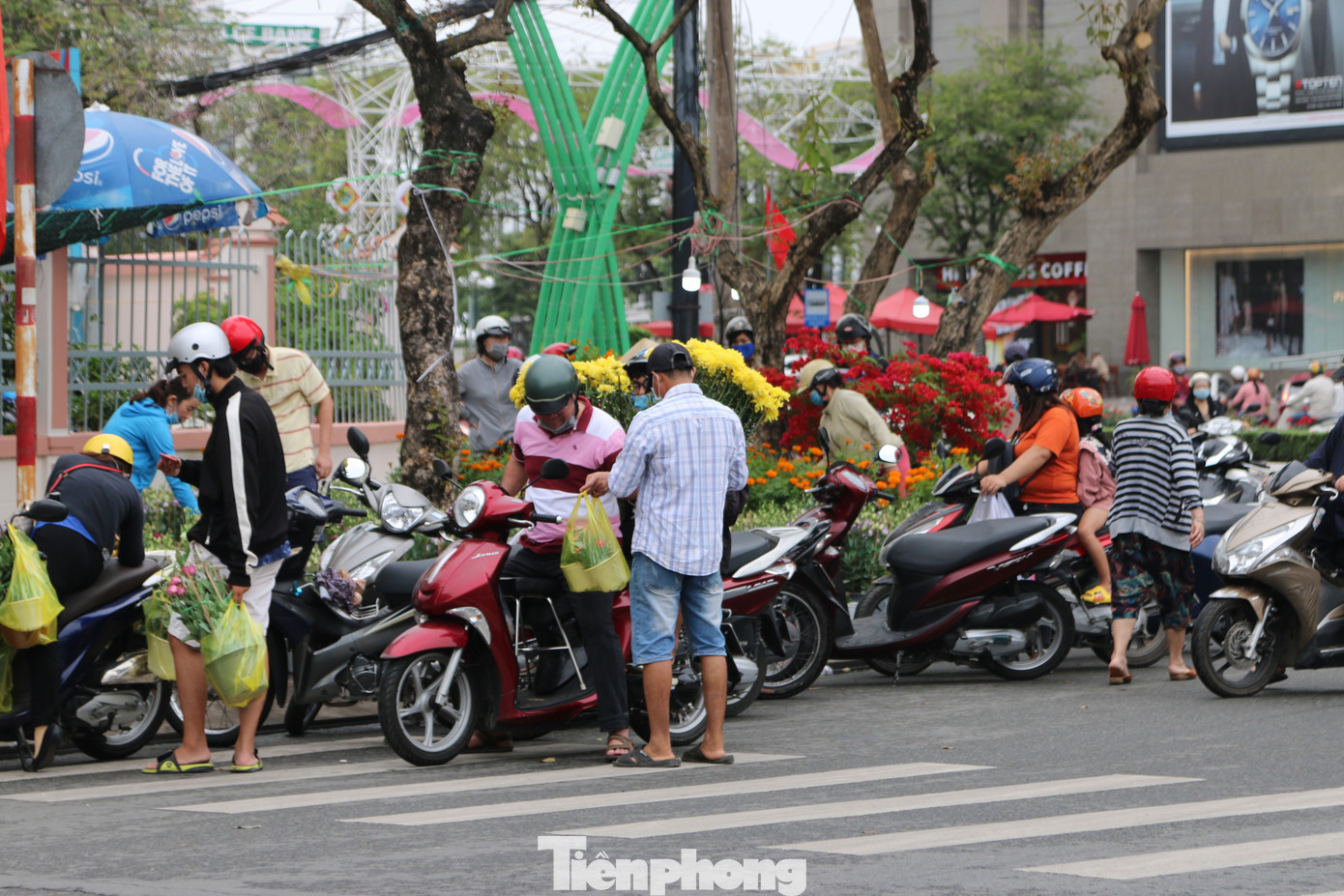 Chợ hoa Cần Thơ nhộn nhịp ngày 30 Tết ảnh 1