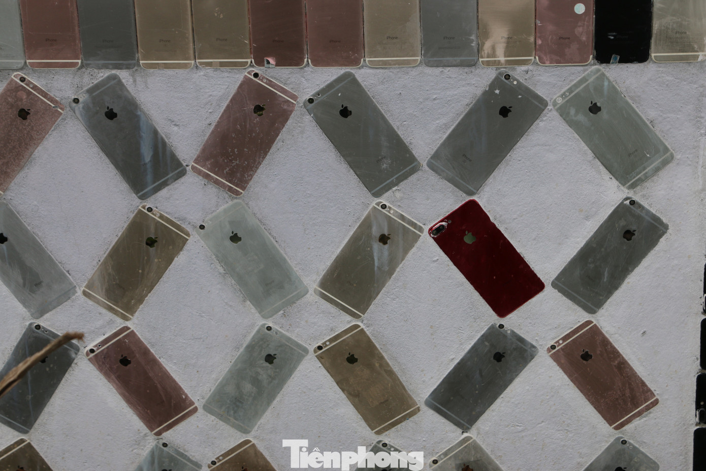 Ngôi nhà có hàng rào 'độc nhất vô nhị' được ốp hơn 2.000 vỏ điện thoại iPhone ảnh 8