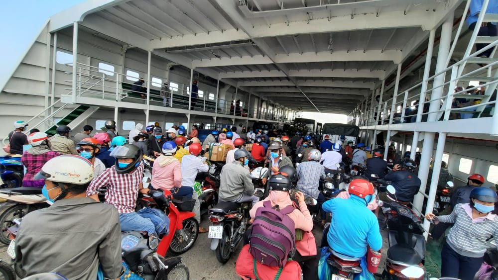 Kẹt xe kéo dài tại phà Đình Khao sáng cuối tuần ảnh 4