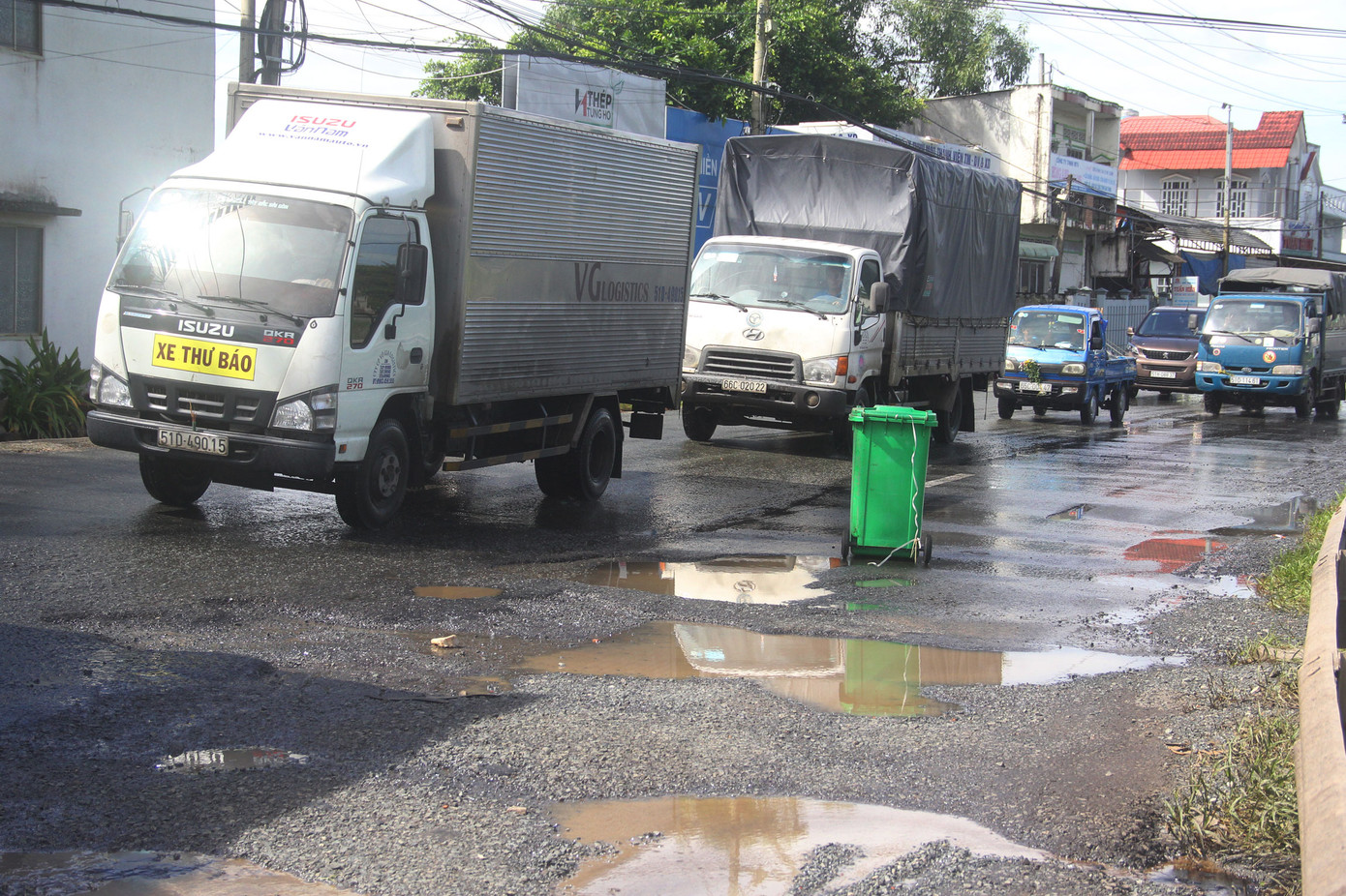 Nhiều đoạn trên Quốc lộ 1A về miền Tây bị hư hỏng nặng sau đợt triều cường ảnh 4