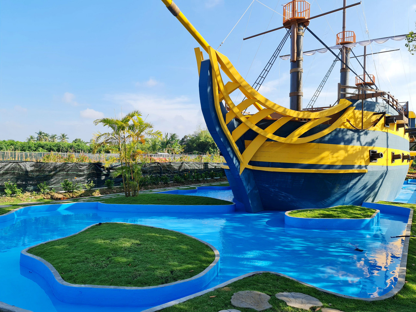 Lạ mắt mô hình thuyền buồm tiền tỷ giữa làng hoa Sa Đéc ảnh 2