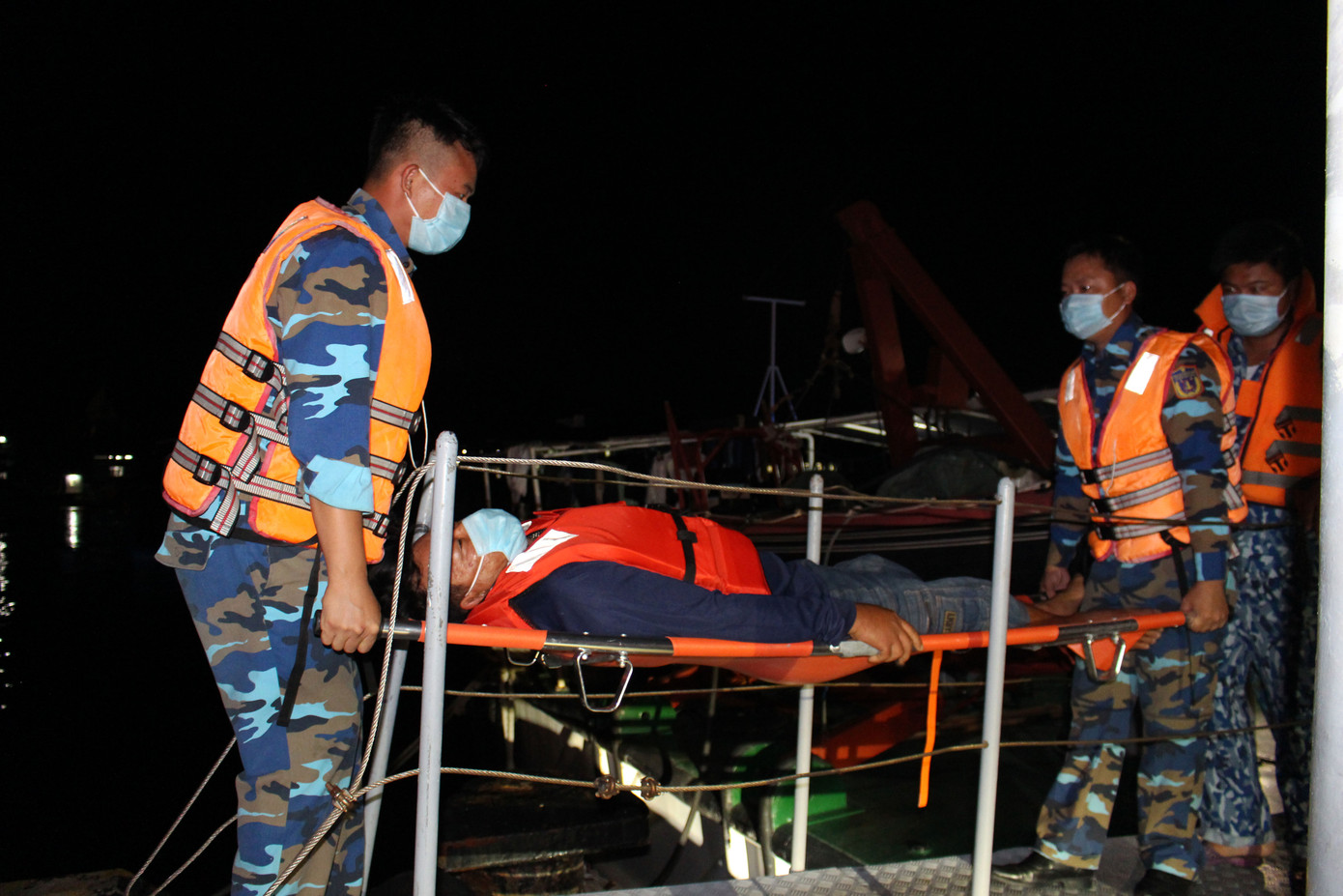 Cảnh sát biển cứu ngư dân bị đột quỵ khi đang đánh bắt trên vùng biển Tây Nam ảnh 1