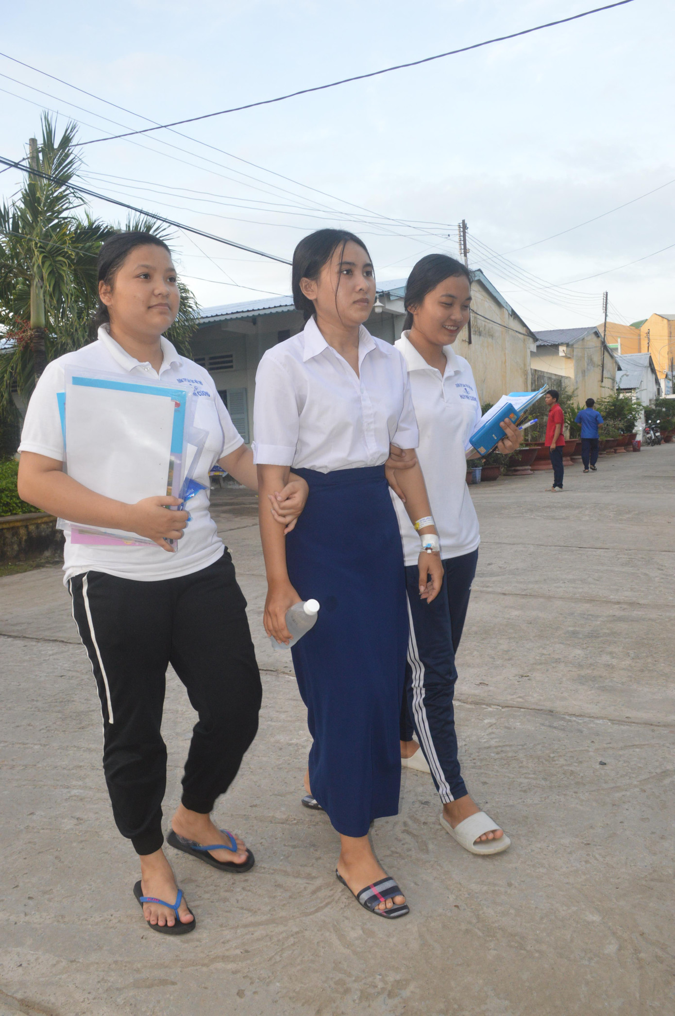 Nén nỗi đau mất cha, nữ sinh gạt nước mắt thi THPT ảnh 3