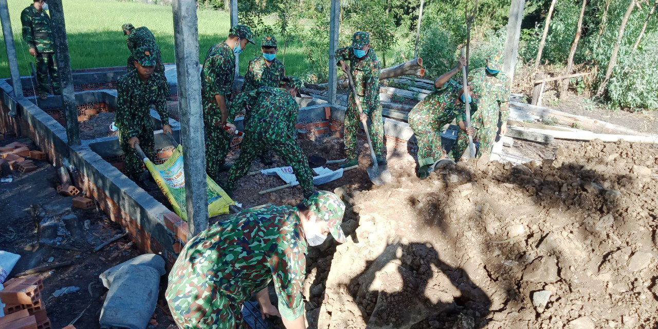 Khởi công xây dựng nhà tình thương cho gia đình 'con nuôi' Đồn Biên phòng ảnh 2