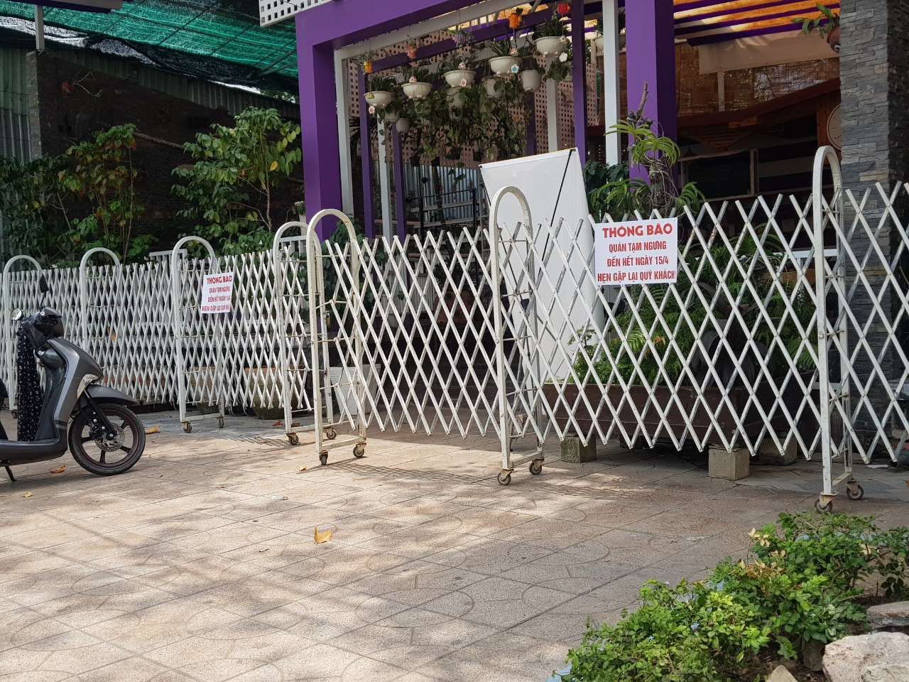 Đường phố miền Tây vắng vẻ trong ngày đầu cách ly toàn xã hội ảnh 6