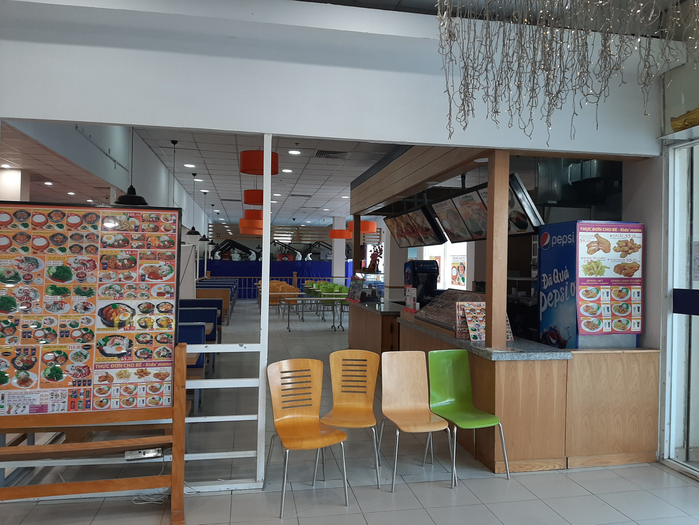 Đường phố miền Tây vắng vẻ trong ngày đầu cách ly toàn xã hội ảnh 9