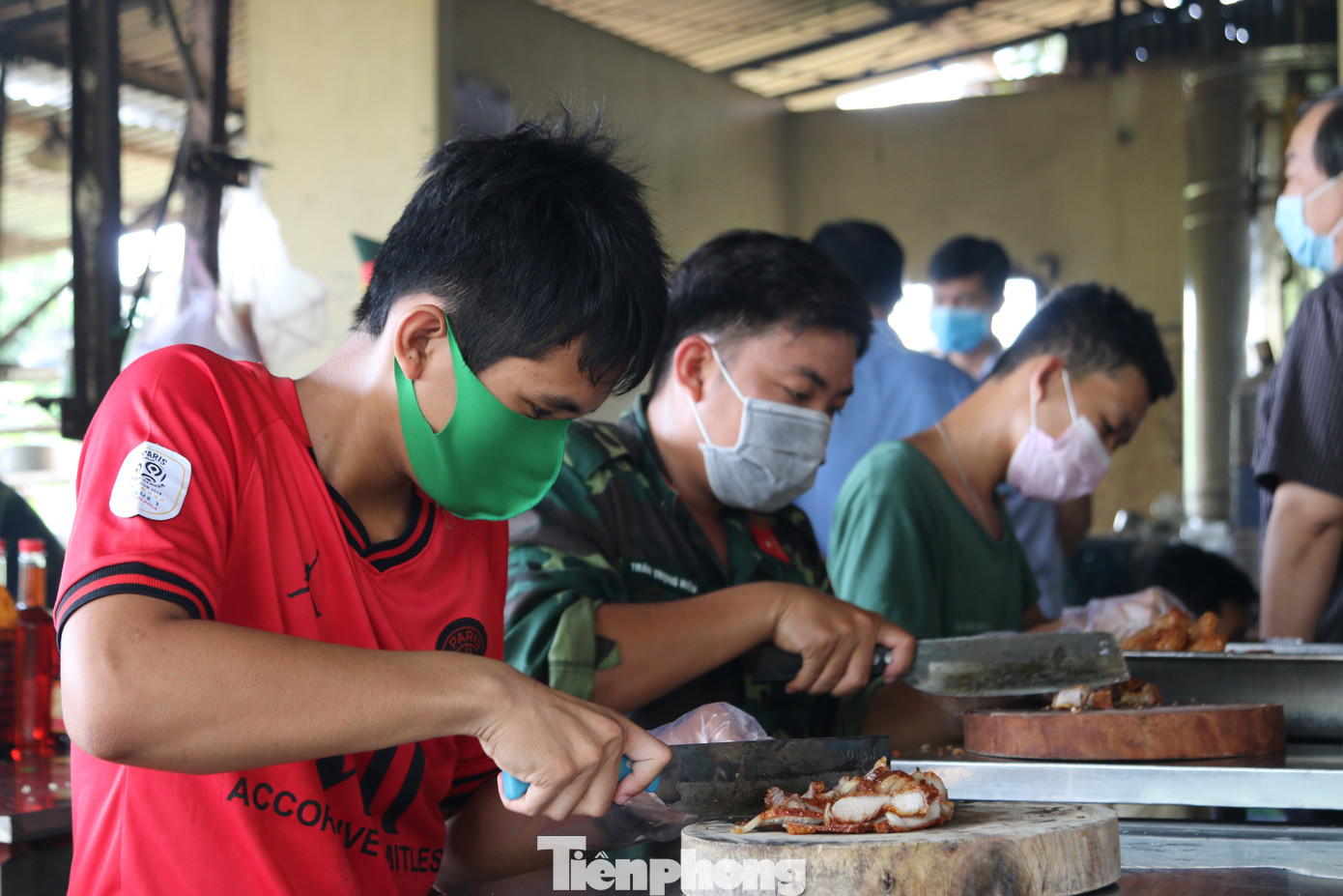 Bên trong bếp ăn quân đội phục vụ người cách ly ở Đồng Tháp có gì đặc biệt? ảnh 2