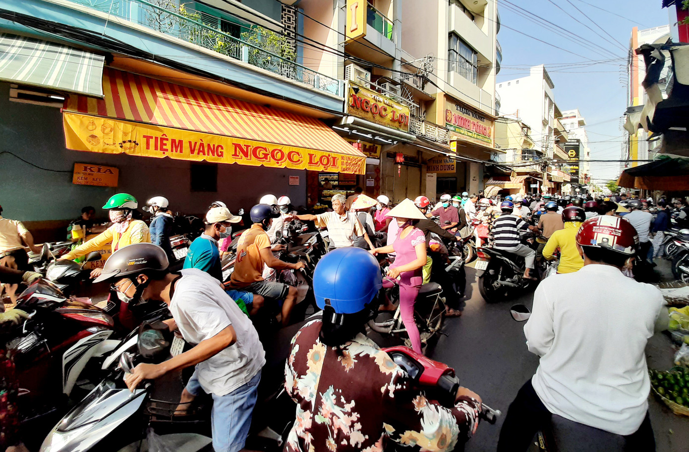 Người Hà Tĩnh, Cần Thơ đổ xô mua vàng ngày Vía Thần Tài ảnh 22