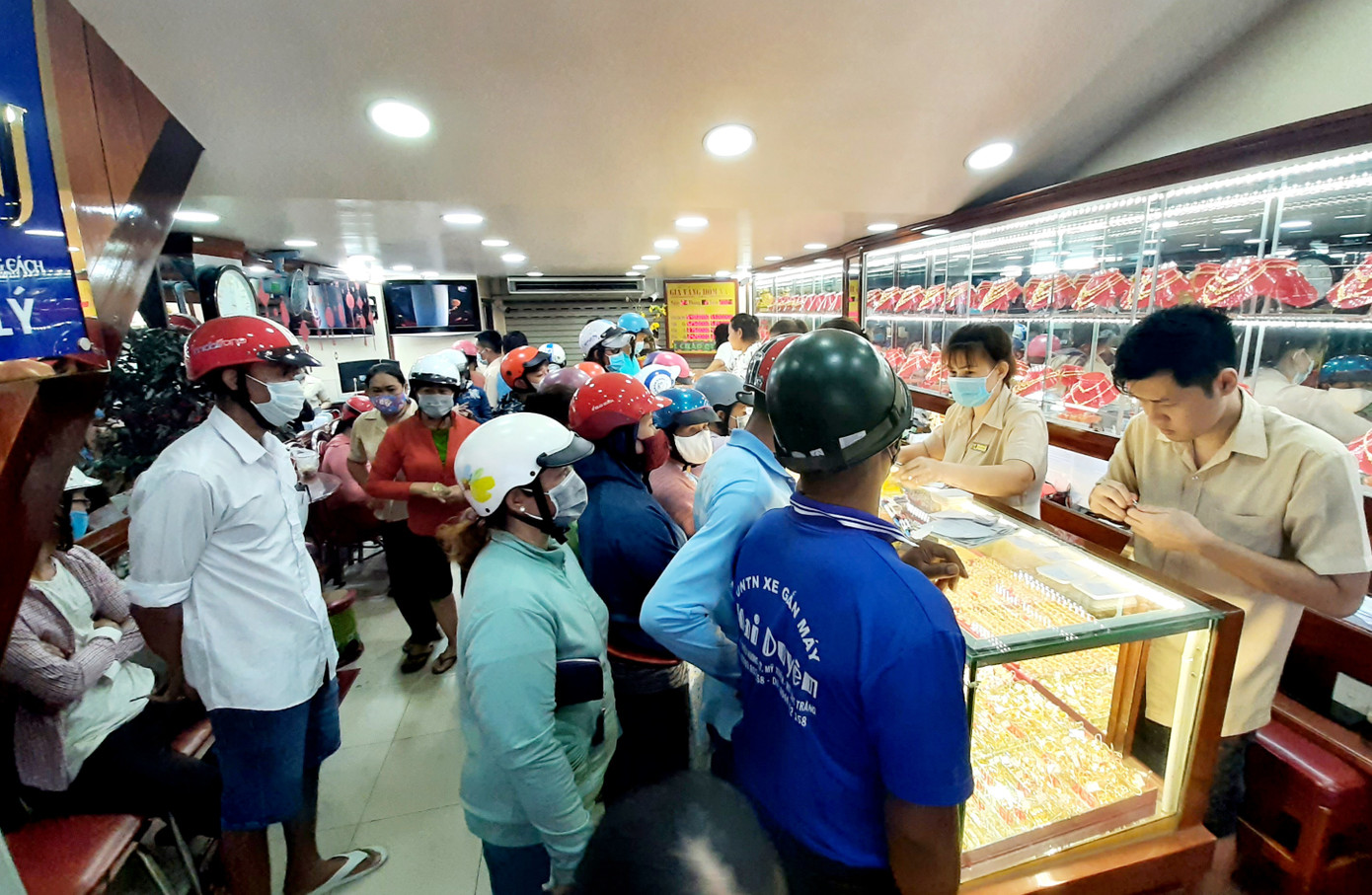 Người Hà Tĩnh, Cần Thơ đổ xô mua vàng ngày Vía Thần Tài ảnh 21