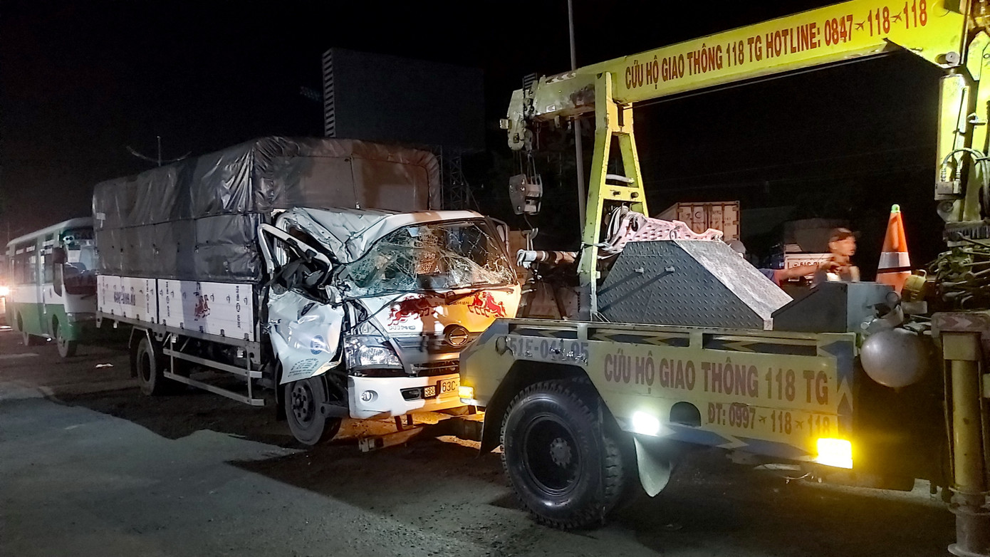 Tiền Giang: Va chạm giữa 2 xe tải, 3 người thoát chết trong cabin bẹp dúm ảnh 2