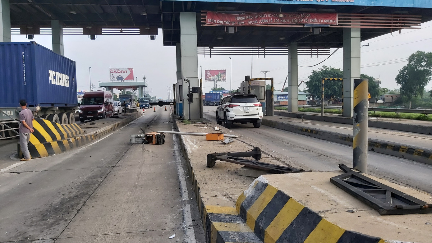 Xe tải va vào trạm thu phí cao tốc TPHCM-Trung Lương, nhiều công nhân thoát chết ảnh 2