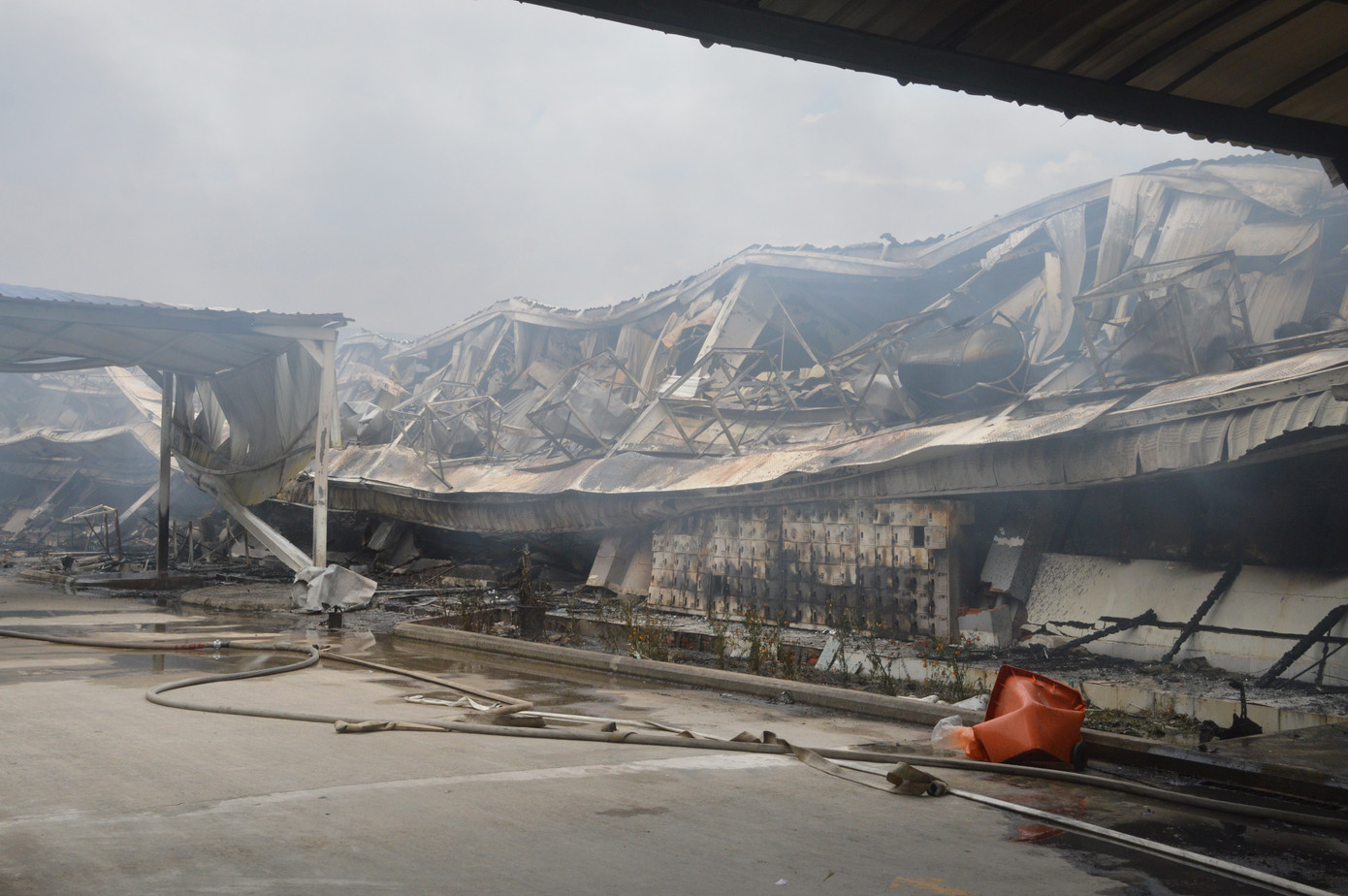 Cận cảnh lửa thiêu rụi 10.000 m2 nhà xưởng Công ty May Nhà Bè ảnh 4