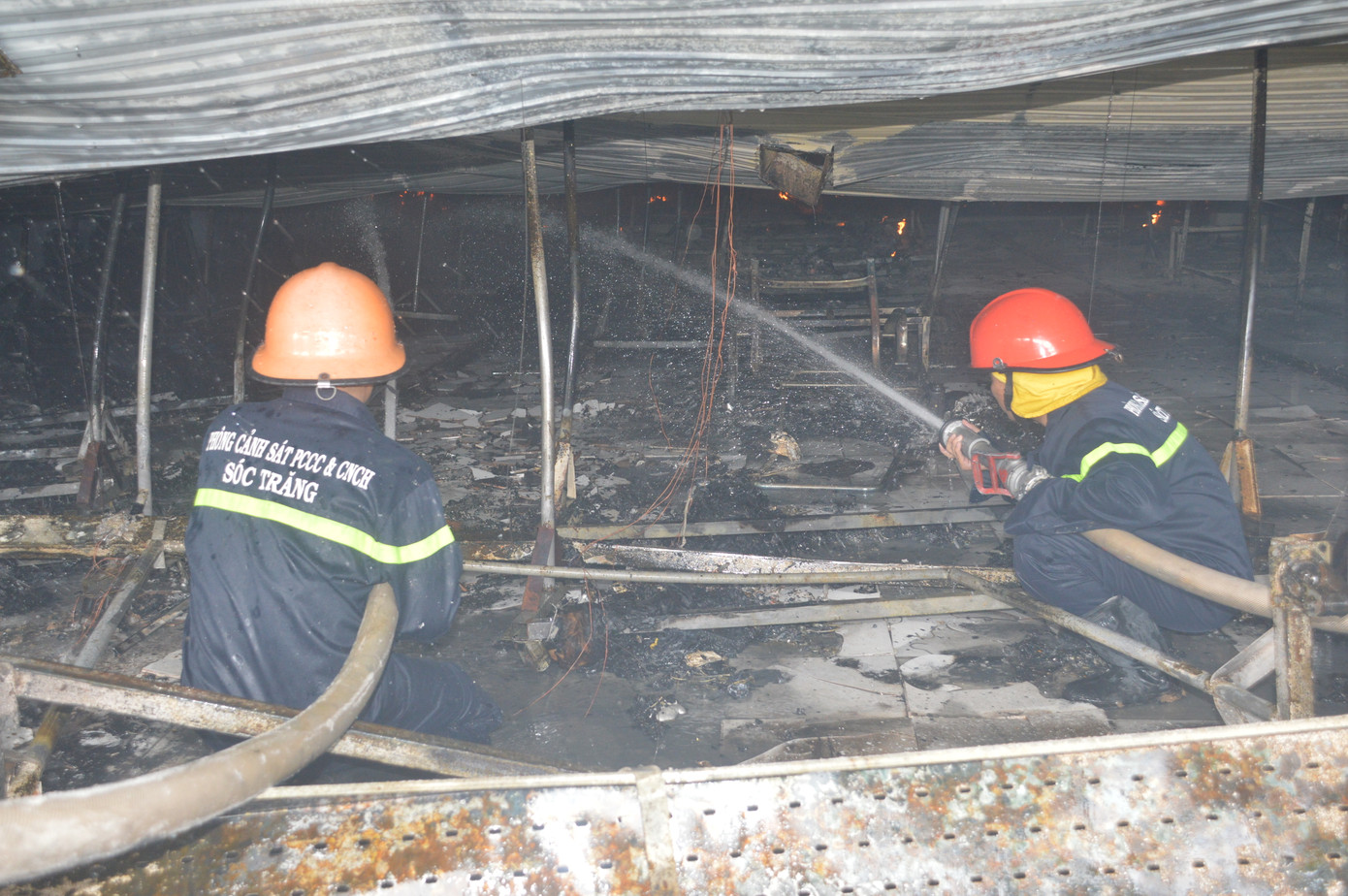 Cận cảnh lửa thiêu rụi 10.000 m2 nhà xưởng Công ty May Nhà Bè ảnh 2