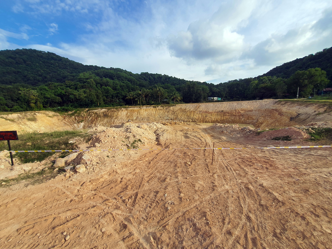 Phát hiện quả bom nặng gần 300kg khi thi công hồ nước ở Hà Tiên ảnh 2