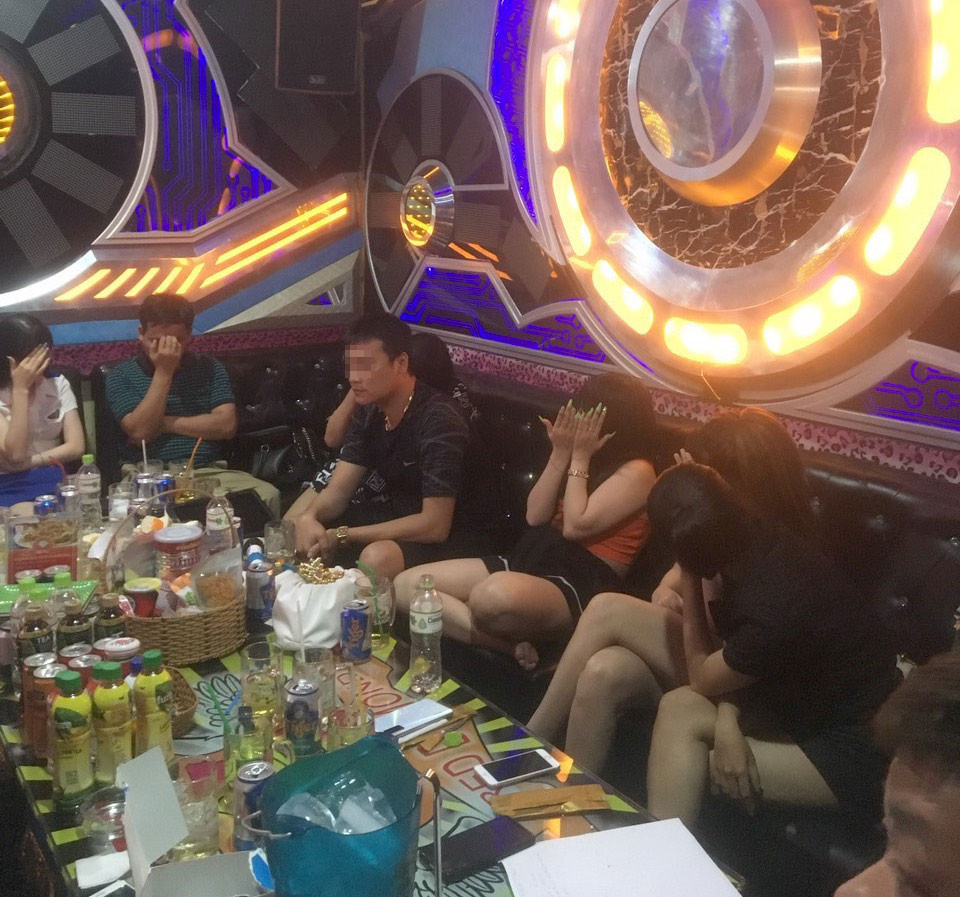 Hàng chục công an đột kích quán karaoke, phát hiện hơn 100 nam nữ say sưa 'thác loạn' ảnh 1