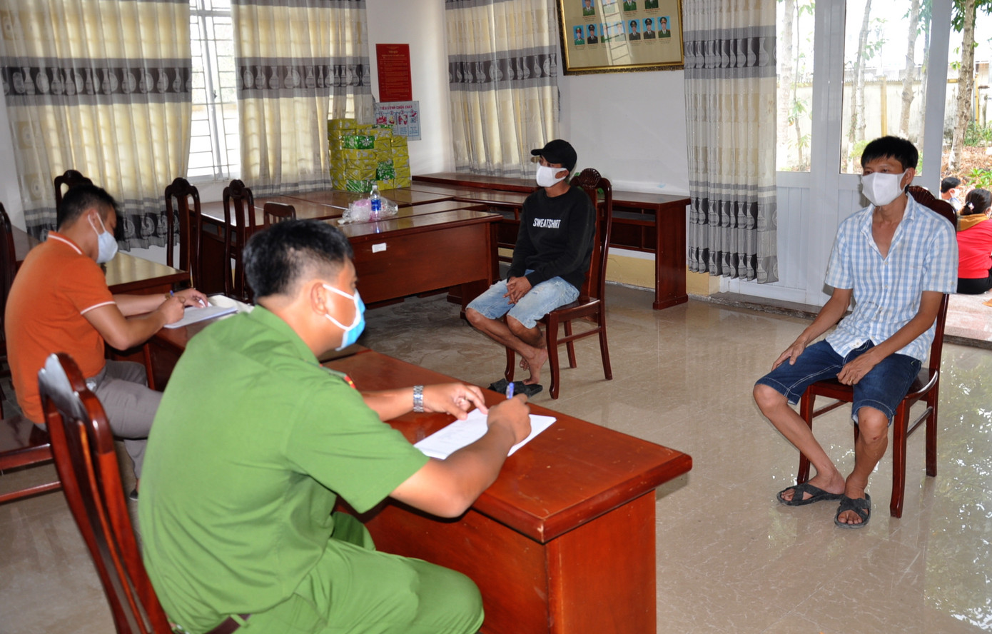 Bắt giữ 15 con bạc đang mải mê sát phạt bất chấp lệnh cách ly xã hội ảnh 1