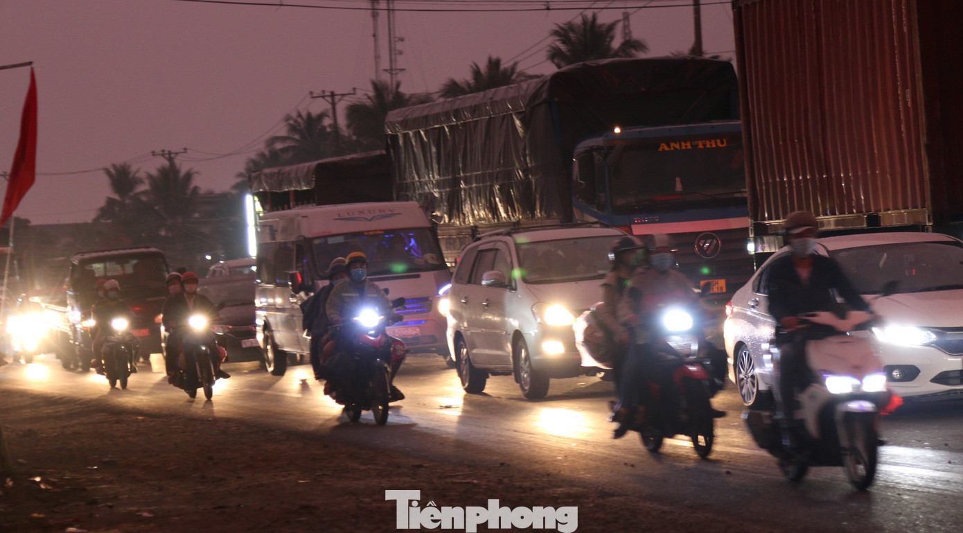 Người dân ùn ùn về quê ăn Tết, quốc lộ miền Tây ùn tắc từ trưa tới tối ảnh 19