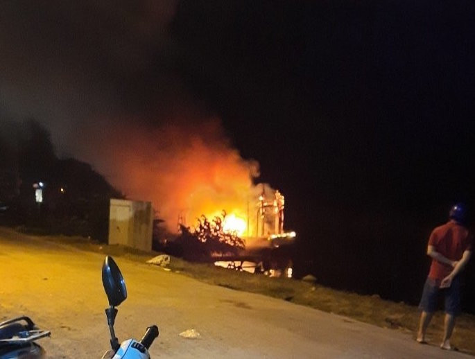 Sau tiếng nổ lớn, hai tàu cá bốc cháy ngùn ngụt trong đêm ảnh 1