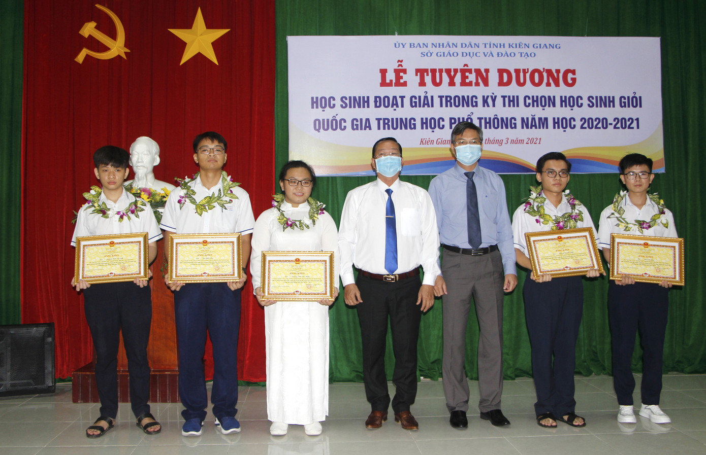 Kiên Giang: 11 học sinh đạt giải quốc gia được thưởng từ 20 - 80 triệu đồng/bạn ảnh 2