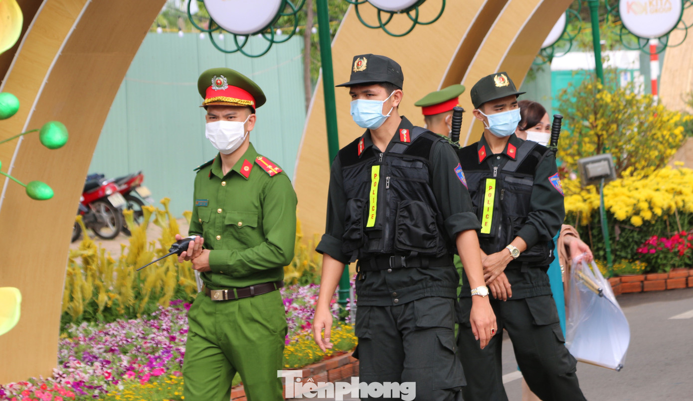 Người dân mang khẩu trang, xếp hàng chụp ảnh ở đường hoa xuân Cần Thơ ảnh 19