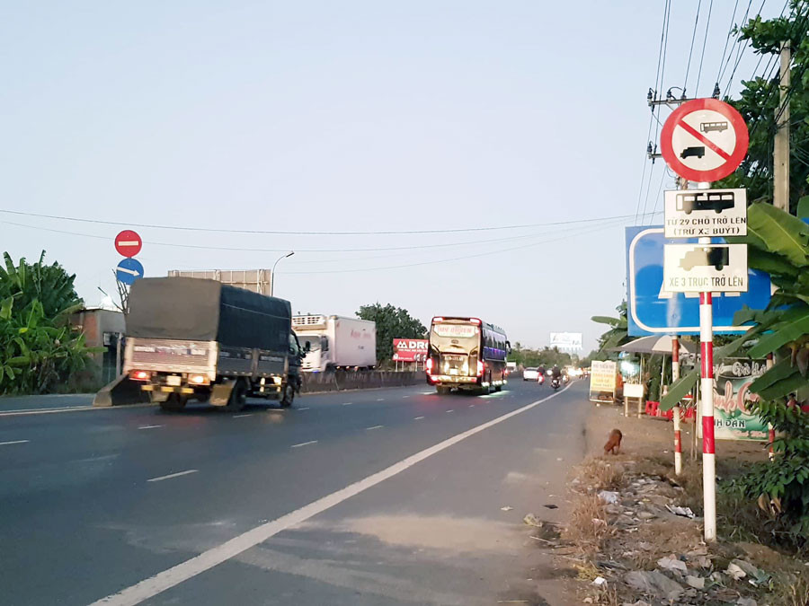 Biển cấm xe tải từ 3 trục và xe khách từ 29 ghế lưu thông vào thị xã Cai Lậy. Cấm xe tải từ 3 trục, xe khách 29 chỗ đi vào thị xã Cai Lậy ảnh 1