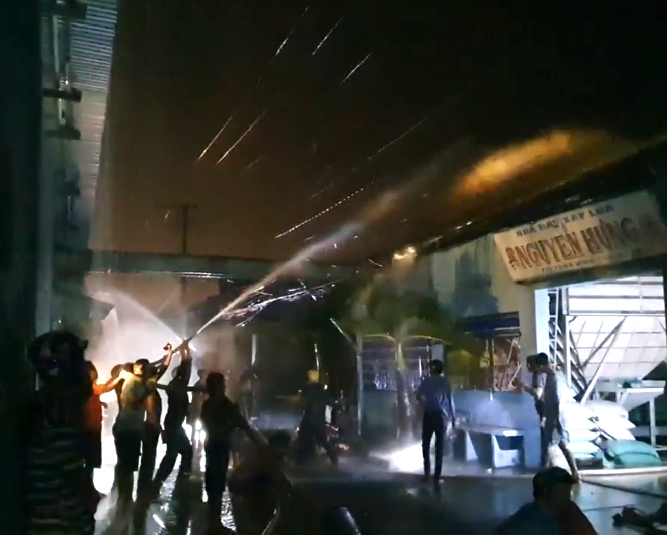 Nhà máy xay lúa phát hoả trong đêm, thiệt hại gần 10 tỷ đồng ảnh 1