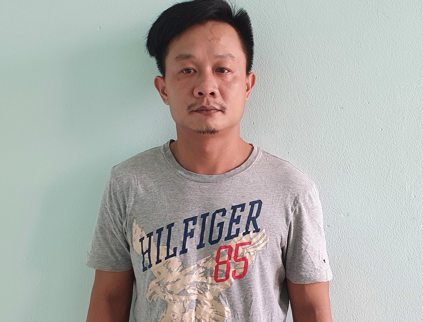 Bị bắt vì mua tiền giả trên facebook ảnh 1