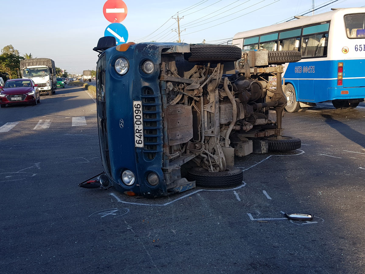 Lao xe xuống ruộng, tài xế được người dân phá cửa cứu thoát ảnh 2