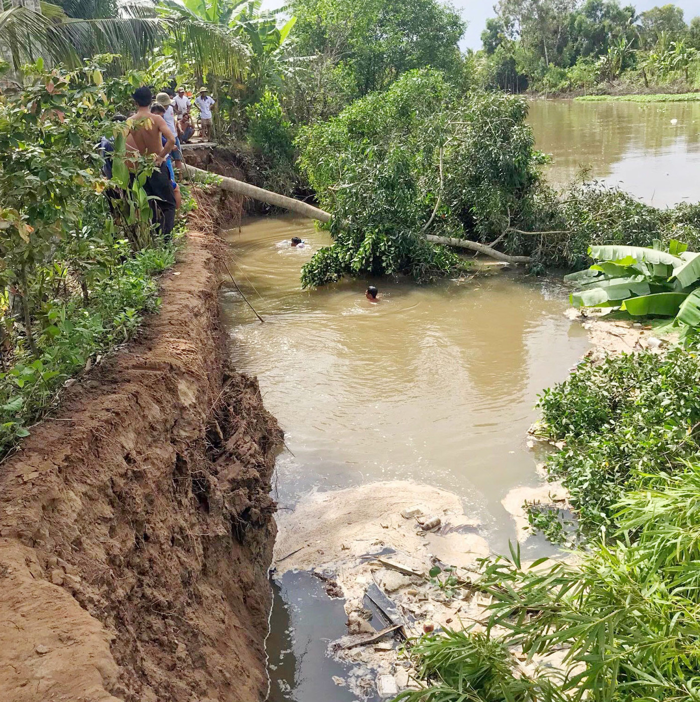 Sạt lở tuyến đường dài 40m, 2 xe máy đang lưu thông rơi xuống kênh ảnh 1