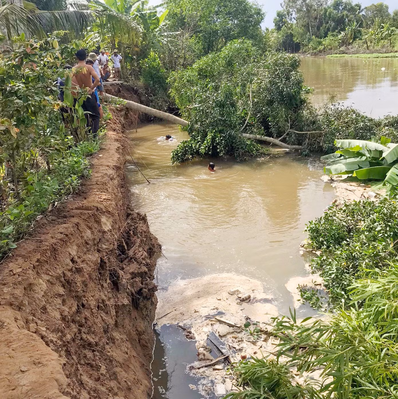 Sạt lở tuyến đường dài 40m, 2 xe máy đang lưu thông rơi xuống kênh ảnh 1