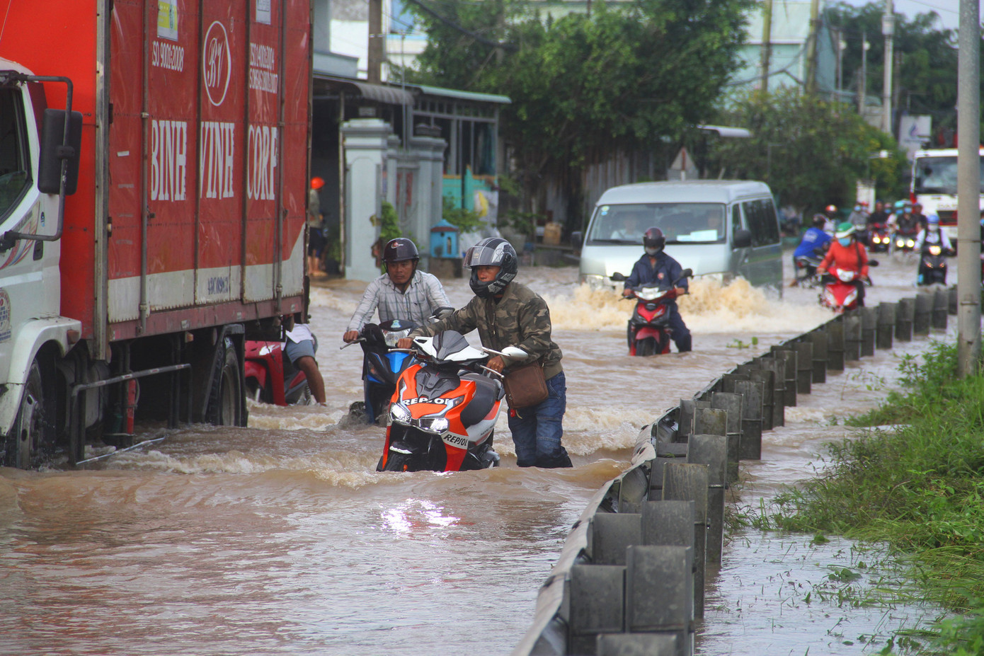 Nhiều đoạn trên Quốc lộ 1A về miền Tây bị hư hỏng nặng sau đợt triều cường ảnh 10