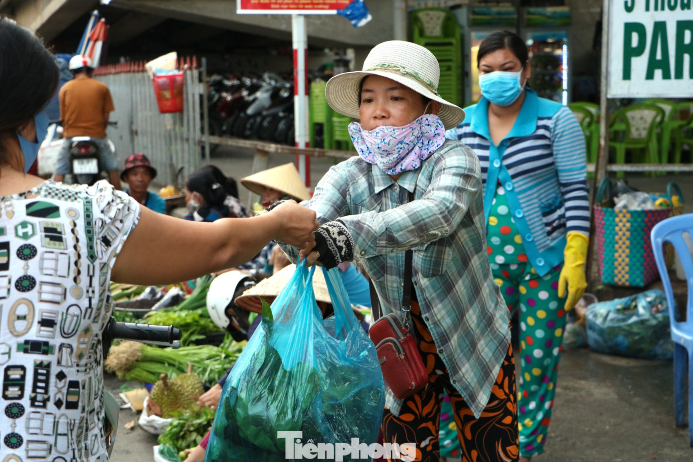 Chợ lớn nhất Phú Quốc nhộn nhịp sau giãn cách xã hội ảnh 13