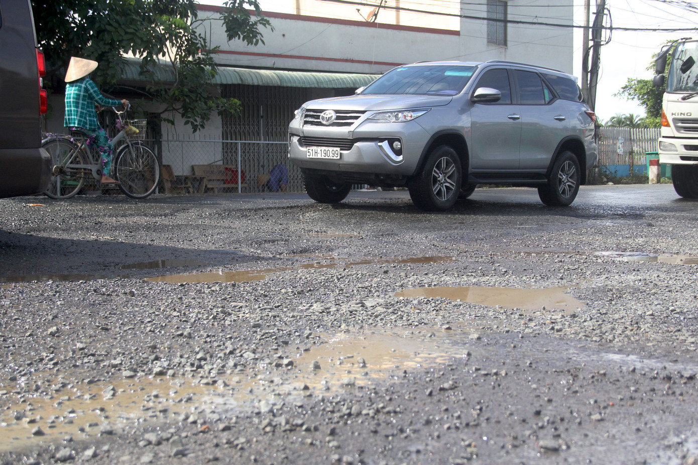 Nhiều đoạn trên Quốc lộ 1A về miền Tây bị hư hỏng nặng sau đợt triều cường ảnh 3