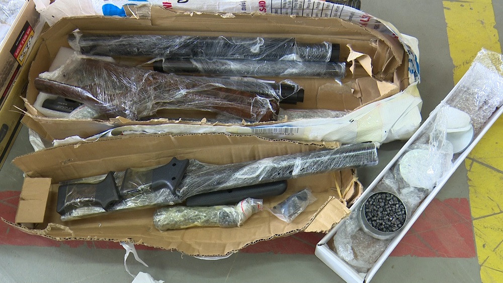 Thu giữ nhiều hung khí vận chuyển qua đường bưu điện ảnh 2