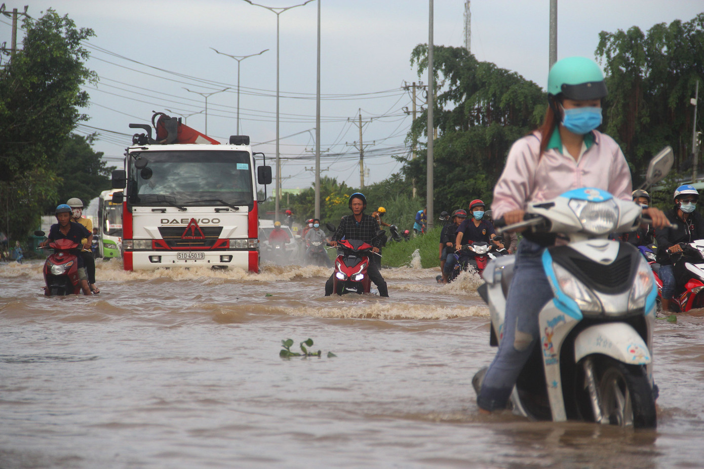 Nhiều đoạn trên Quốc lộ 1A về miền Tây bị hư hỏng nặng sau đợt triều cường ảnh 11