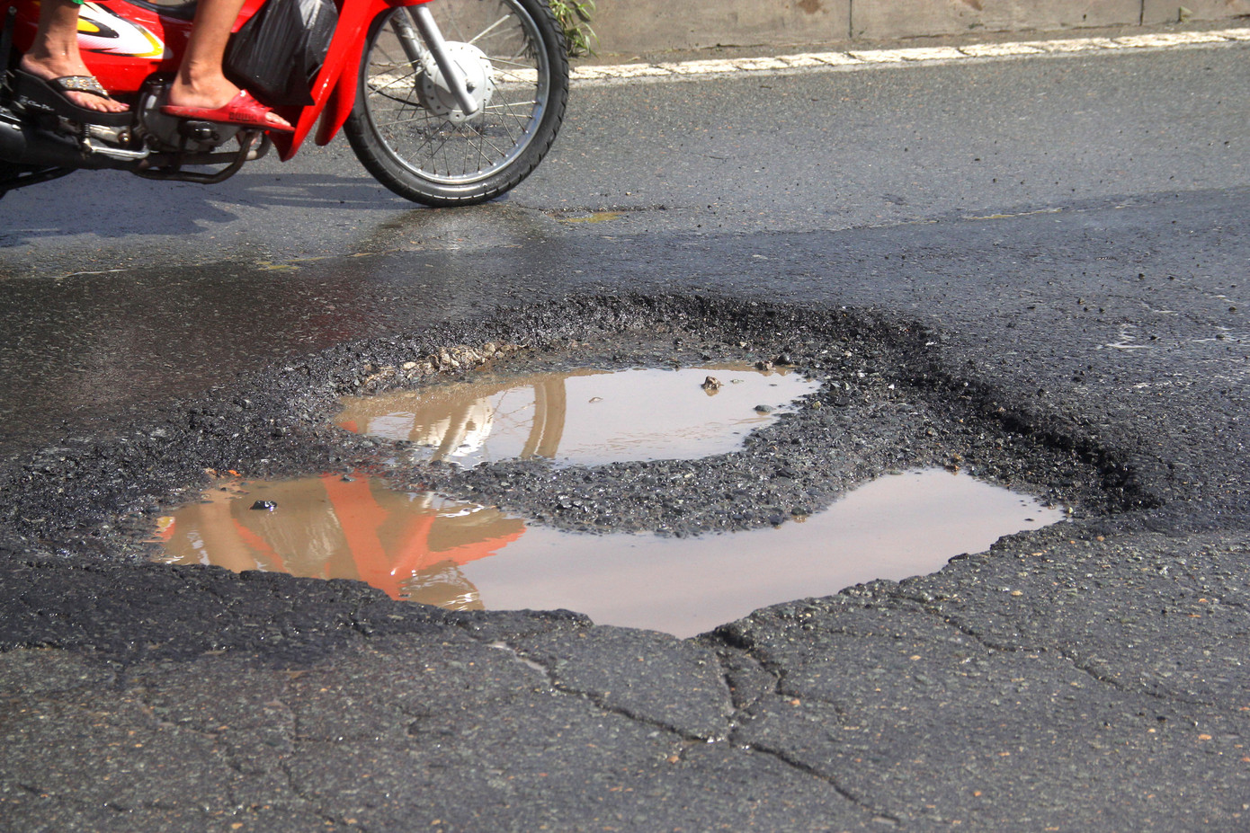 Nhiều đoạn trên Quốc lộ 1A về miền Tây bị hư hỏng nặng sau đợt triều cường ảnh 7