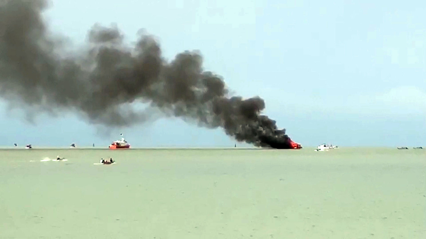 Tàu chở 21 hành khách đi đảo Hải Tặc bốc cháy dữ dội ảnh 2