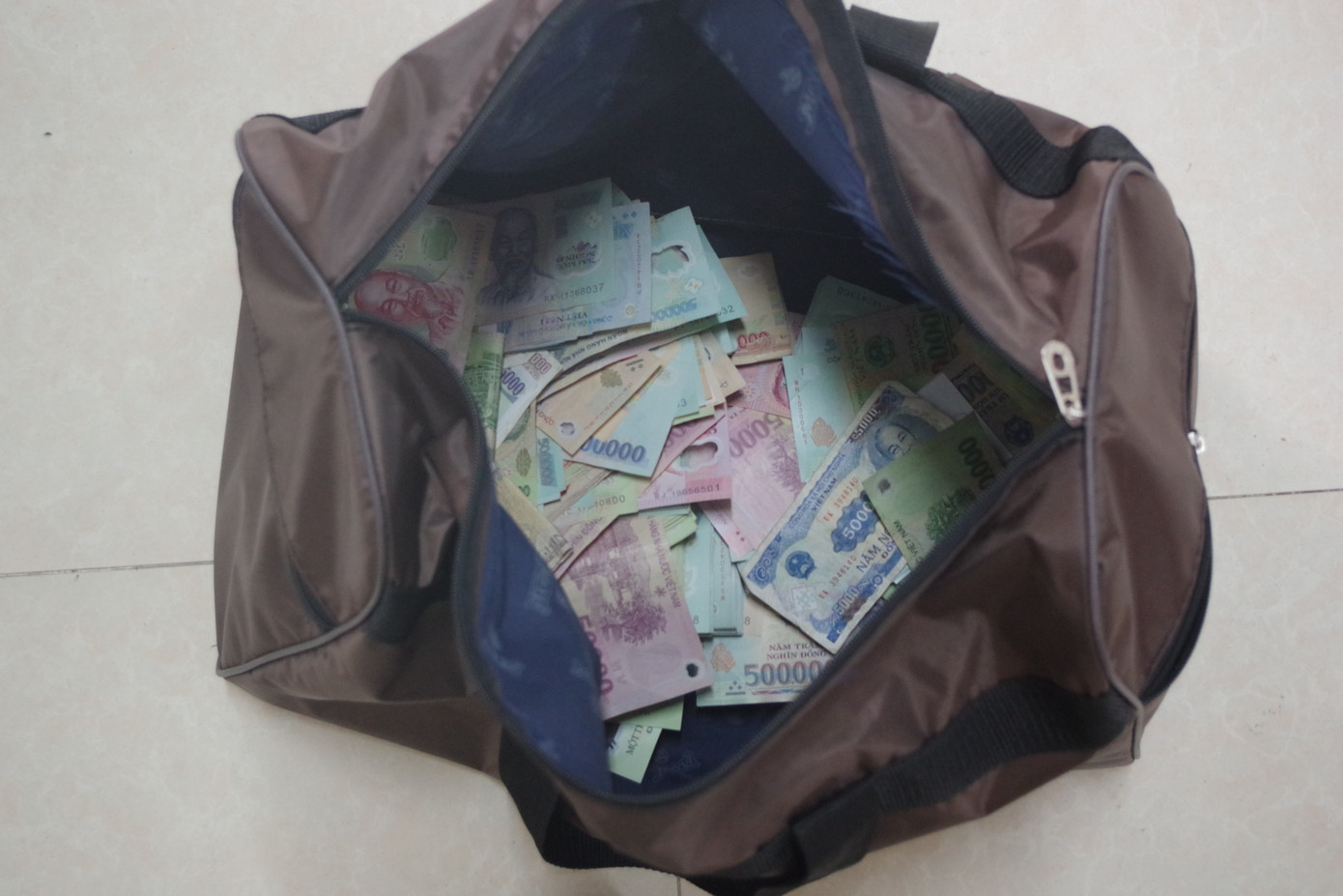 Vụ cướp ngân hàng ở Kiên Giang: Mua súng 21 triệu, cướp gần 400 triệu đồng ảnh 4