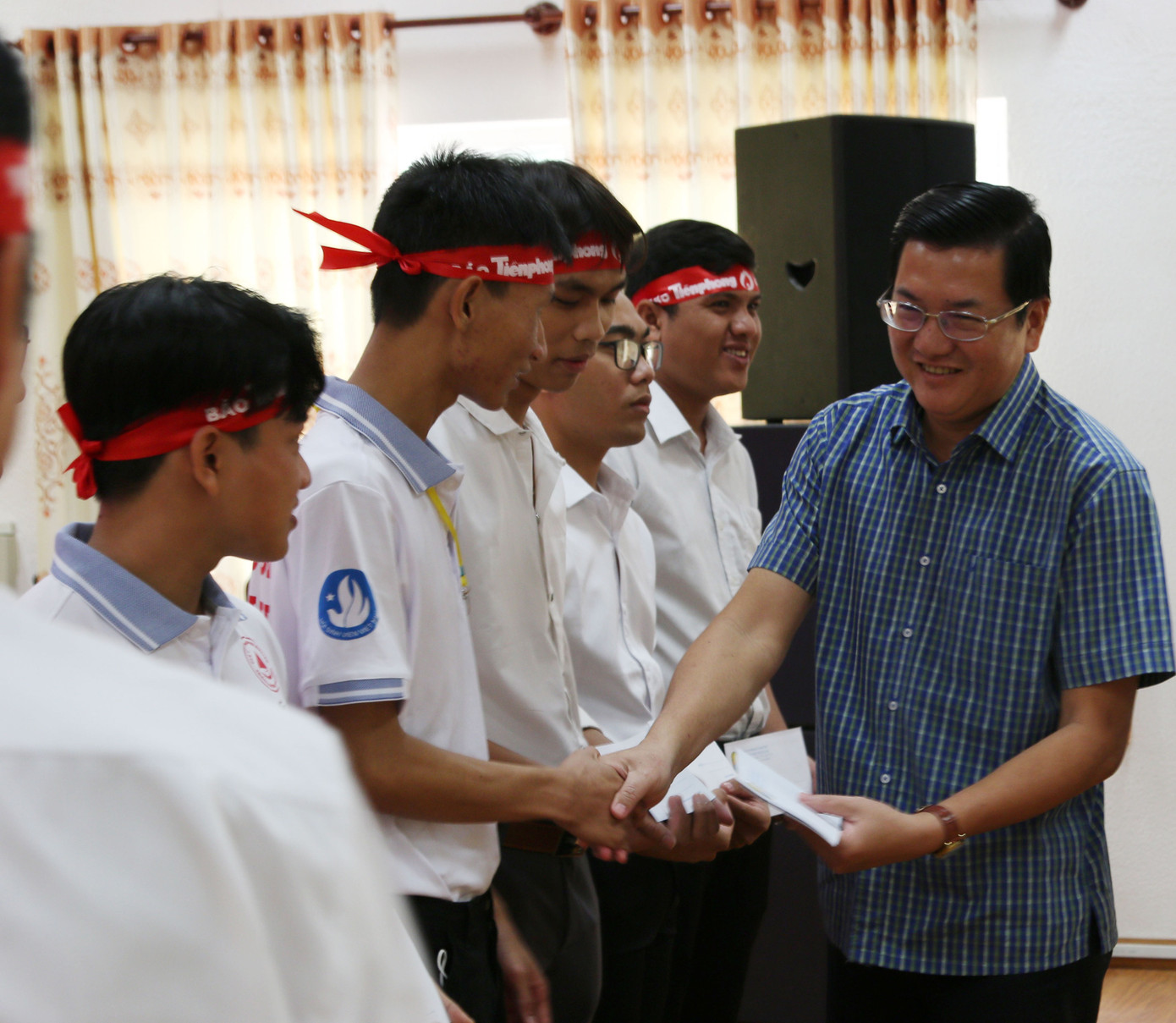 Chủ nhật Đỏ tại Trà Vinh: Trao 20 suất học bổng cho sinh viên nghèo vượt khó ảnh 2