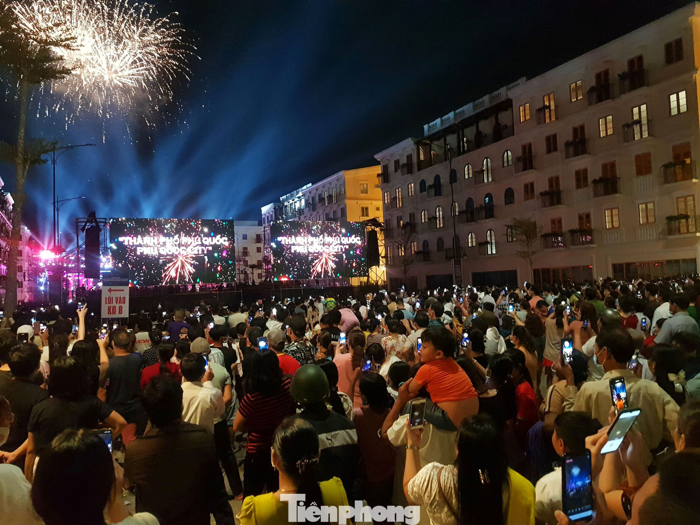 Rực rỡ pháo hoa chào mừng thành phố Phú Quốc ảnh 1