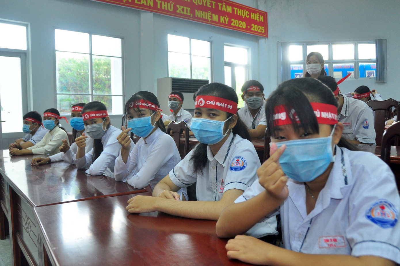 Hoa hậu Đỗ Thị Hà, Á hậu Phương Anh xinh tươi cổ động Chủ nhật Đỏ ảnh 17 Hoa hậu Đỗ Thị Hà, Á hậu Phương Anh xinh tươi cổ động Chủ nhật Đỏ ảnh 17