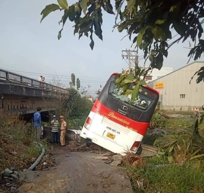 Tiền Giang: Xe khách 50 chỗ lao xuống kênh, nhiều hành khách hú vía ảnh 2