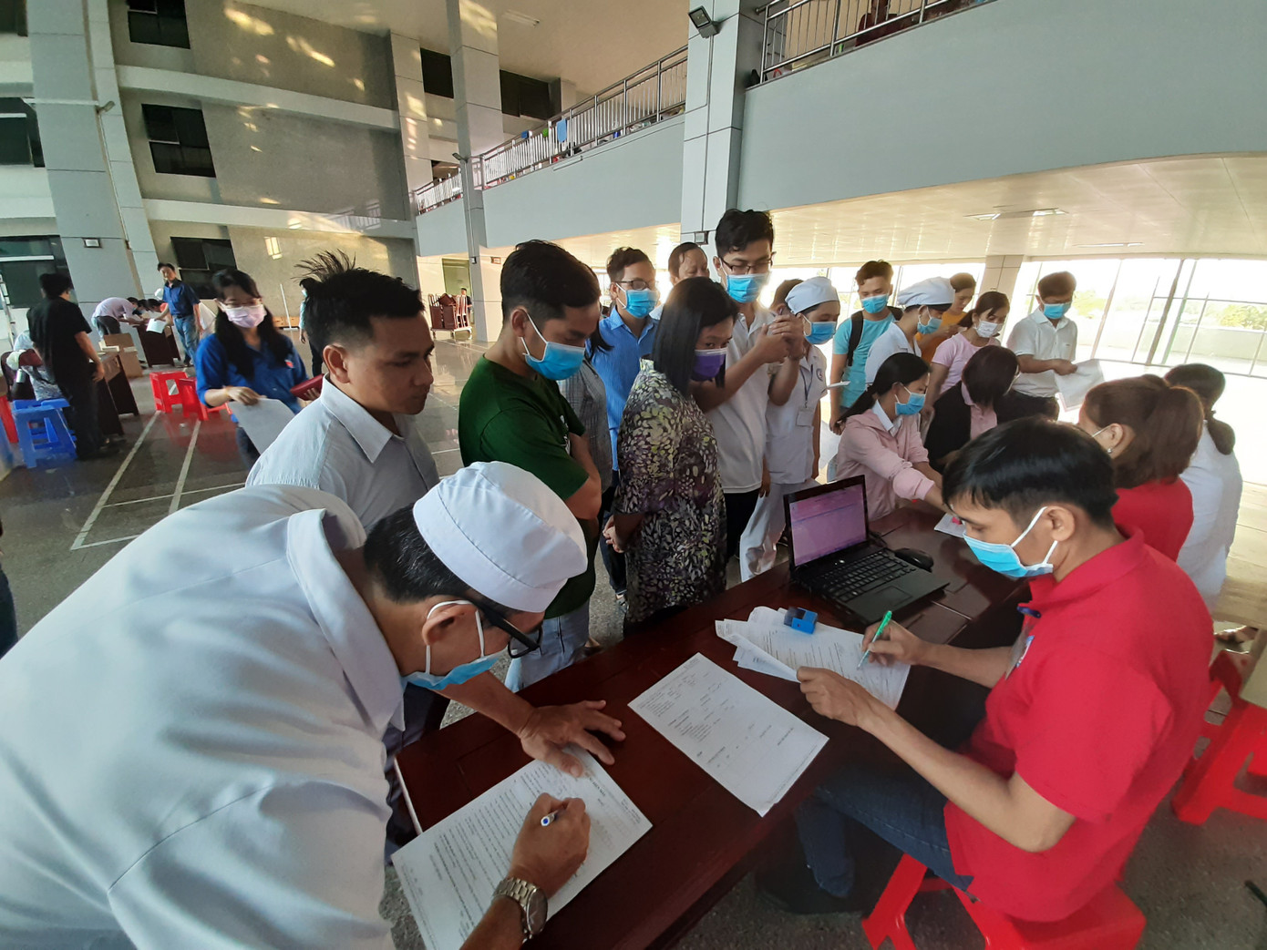 Hàng trăm nhân viên y tế hiến máu cứu người trong mùa dịch Covid-19 ảnh 1