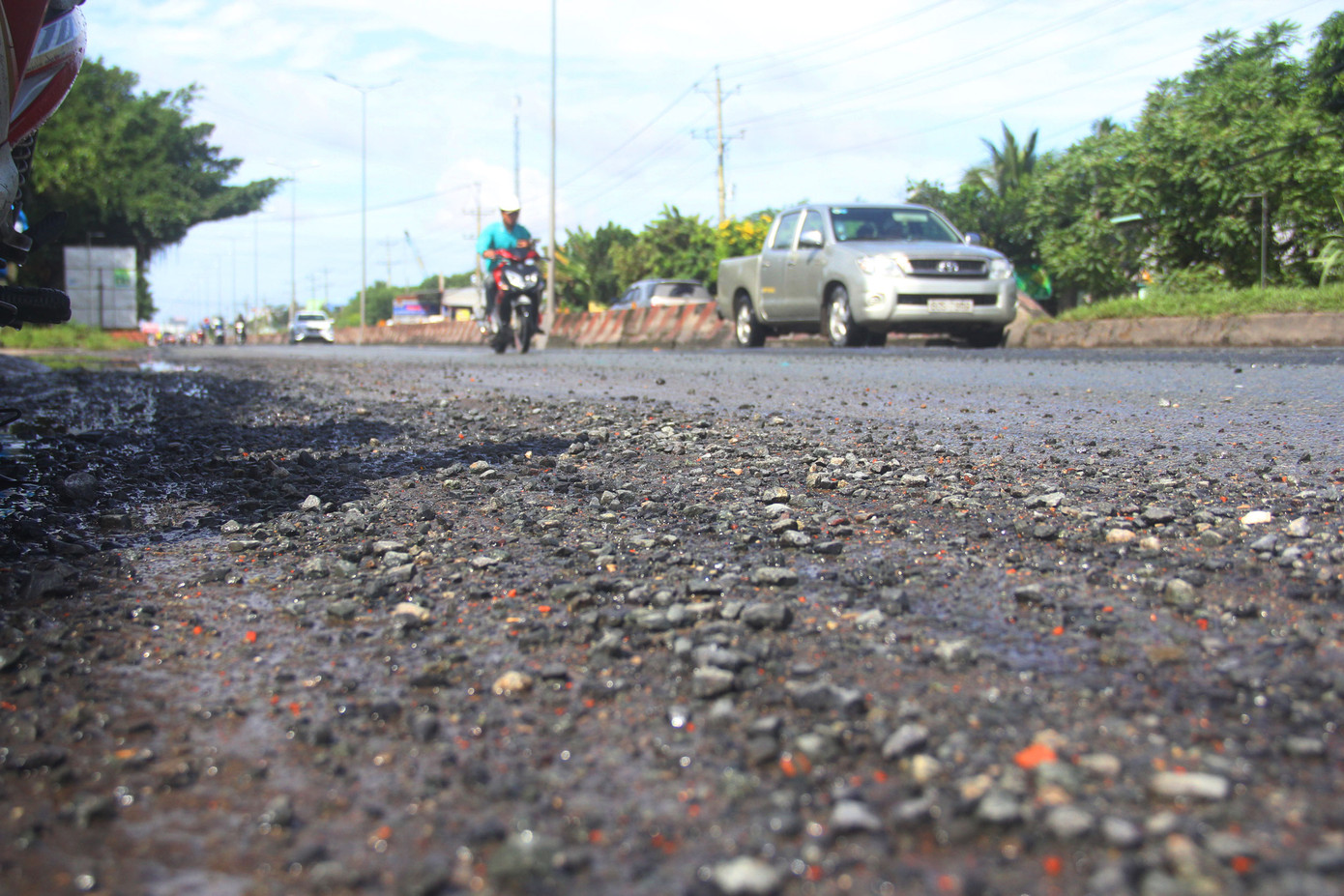 Nhiều đoạn trên Quốc lộ 1A về miền Tây bị hư hỏng nặng sau đợt triều cường ảnh 8