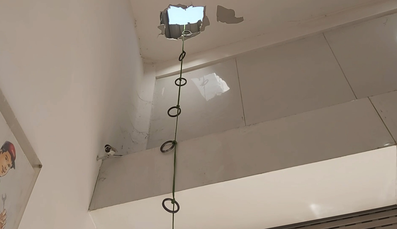 Trộm đu dây vào cửa hàng xe máy rồi rinh két sắt, dắt xe ga ảnh 2