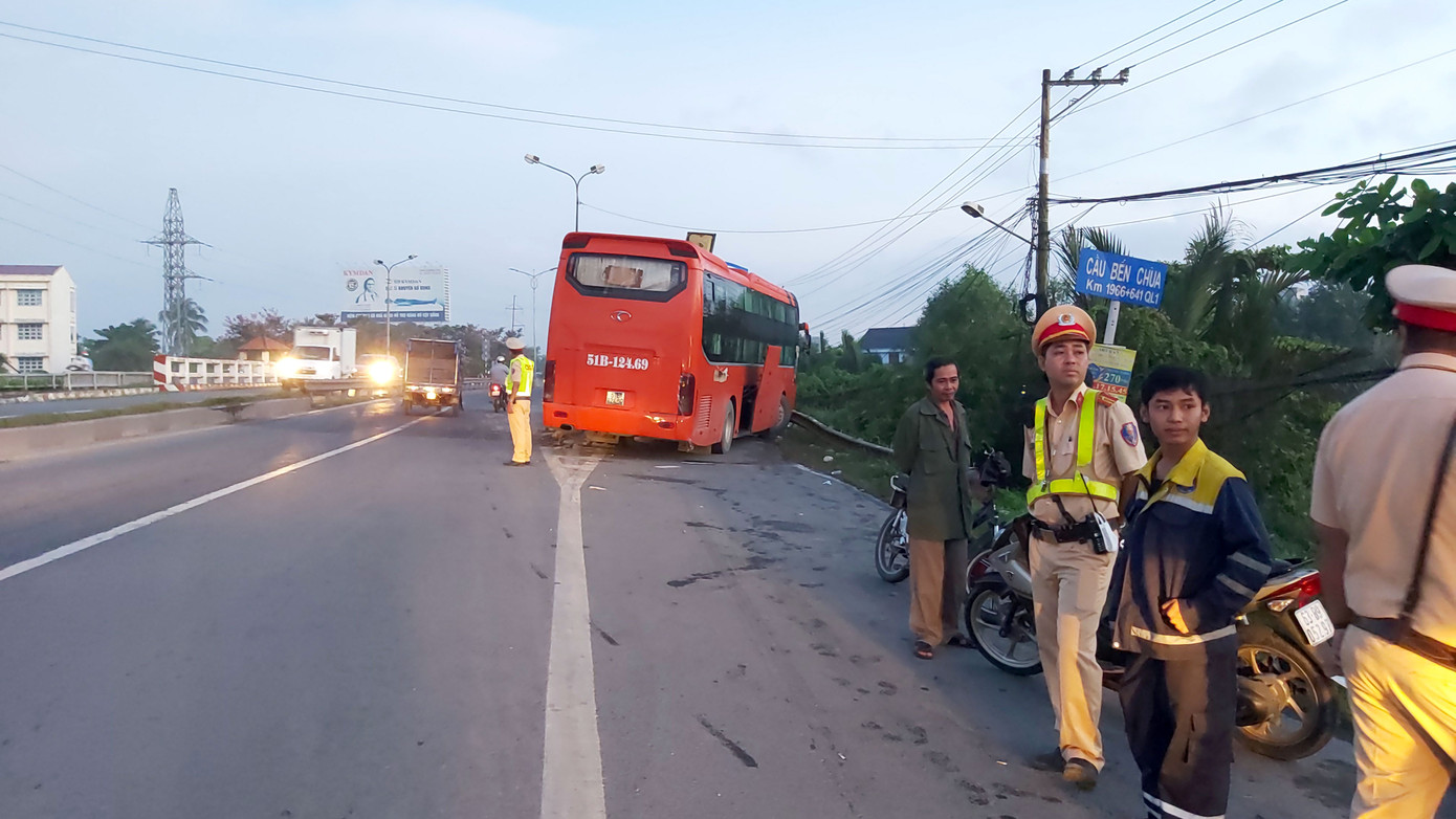 Xe khách hất tung biển báo giao thông, tông nát dải phân cách ảnh 2