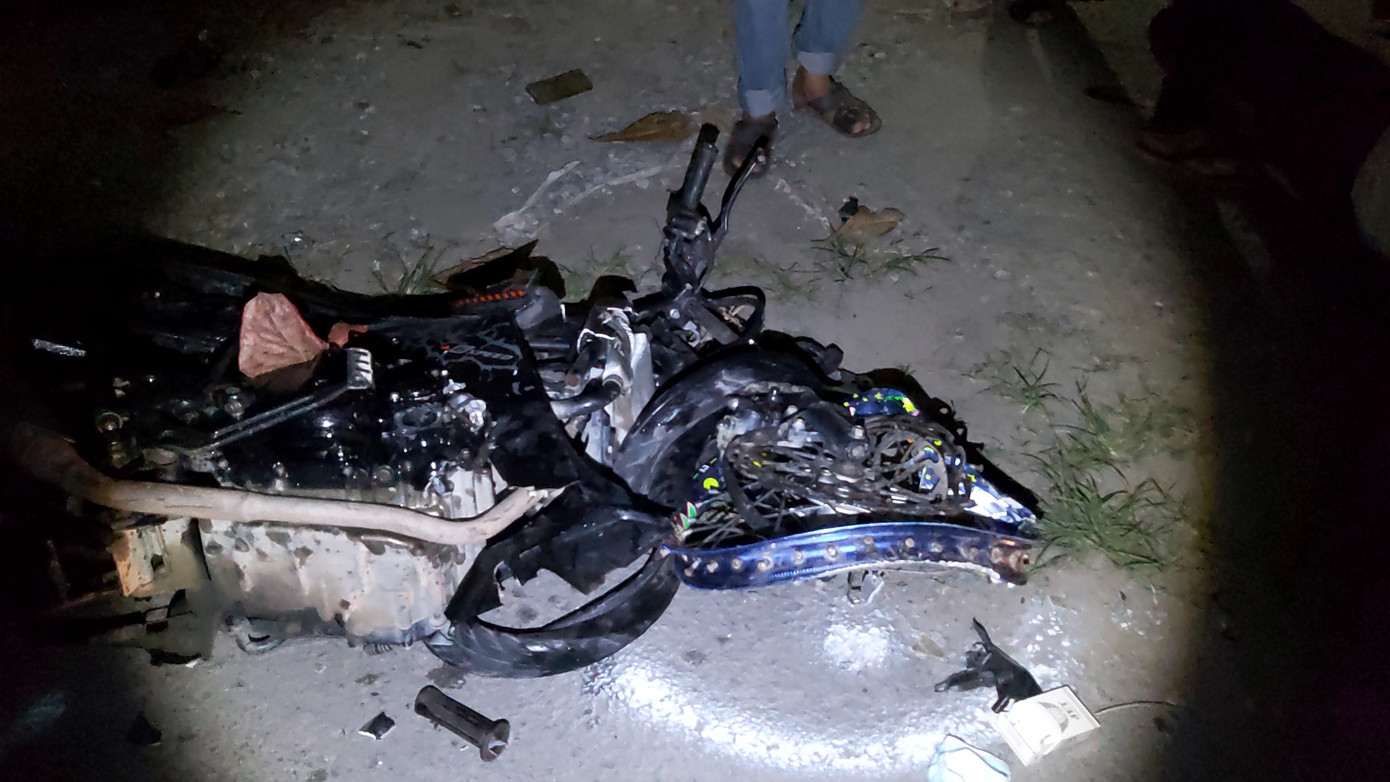 Hai xe máy biến dạng sau cú tông trực diện, ba người thương vong ảnh 2